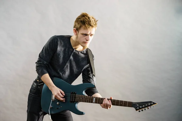 Jeune homme jouant de la guitare électrique — Photo