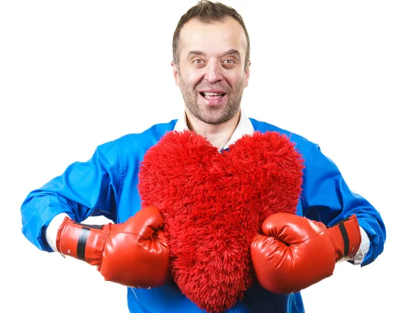 Homem com luvas de boxe segurando coração — Fotografia de Stock
