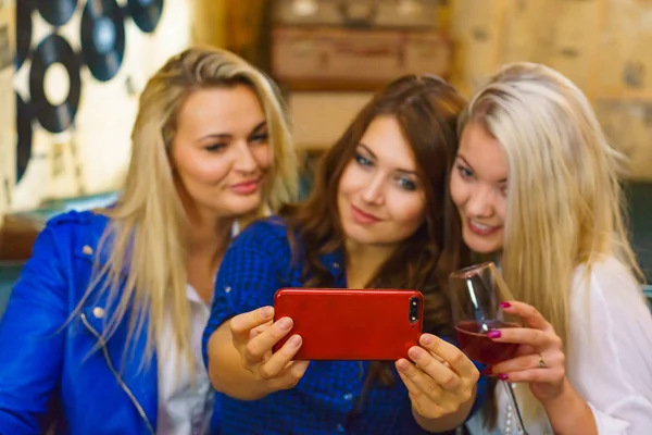 Chicas en pub club de tomar auto foto con el teléfono — Foto de Stock