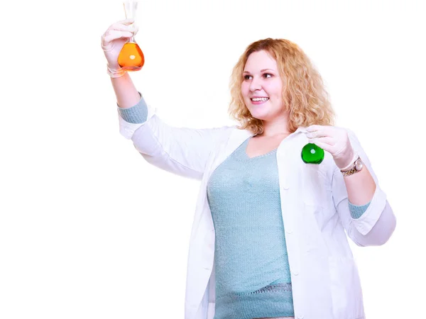 Chemik kobieta trzyma kolby testowe — Zdjęcie stockowe