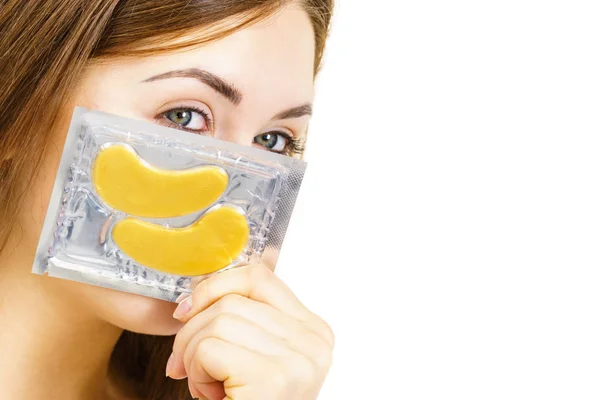 Woman ready to apply gold eye patches — Stock Photo, Image