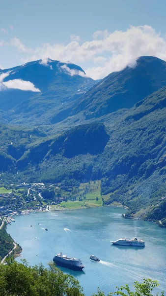 峡湾 geirangerfjord 与渡轮, 挪威. — 图库照片