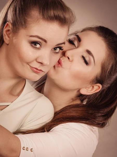 Mujer abrazando a su triste amiga — Foto de Stock