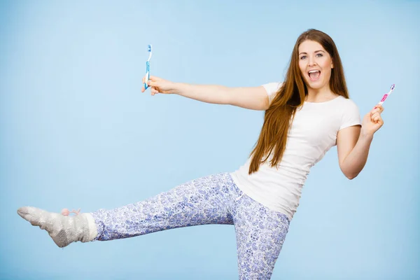 Femme heureuse tenant une brosse à dents — Photo