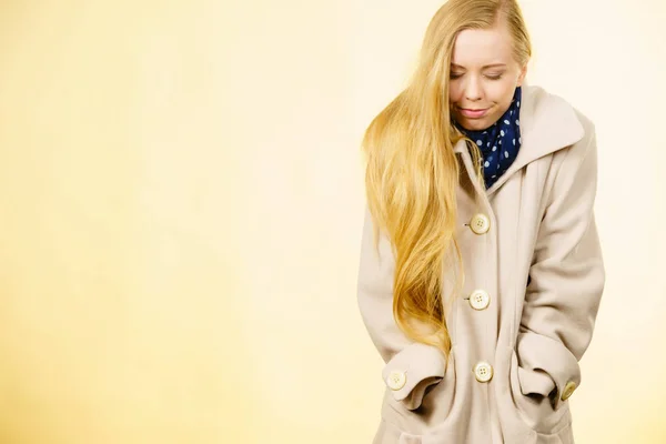 Donna con cappotto autunnale beige — Foto Stock