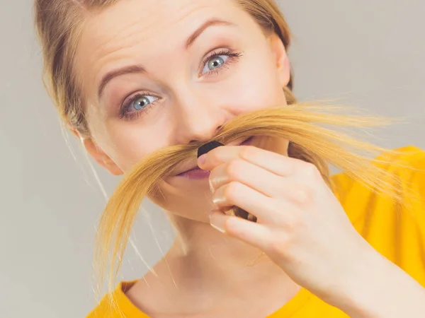 Donna che fa i baffi con i capelli biondi — Foto Stock