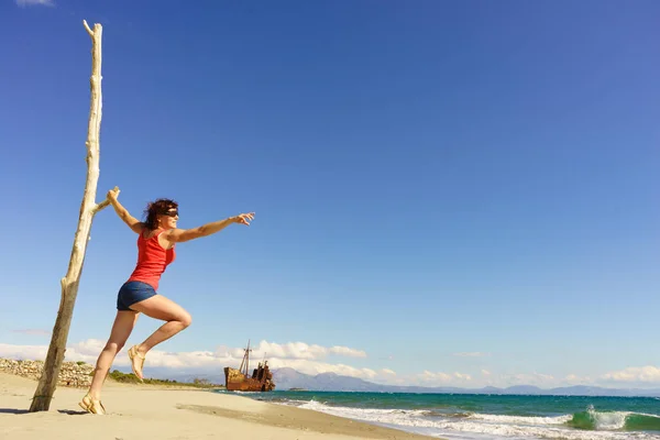 Turistické žena na pláži dovolenou se těší — Stock fotografie