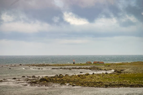 Paesaggio costiero con faro, Norvegia . — Foto Stock
