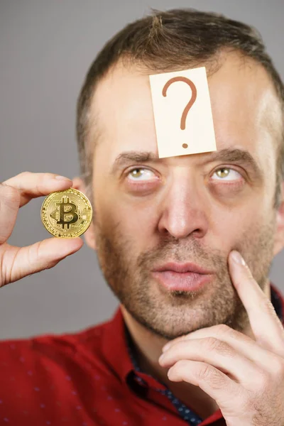 Adult man questioning bitcoin — Stock Photo, Image