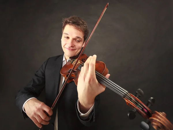 Homem tocando violino mostrando emoções e expressões — Fotografia de Stock