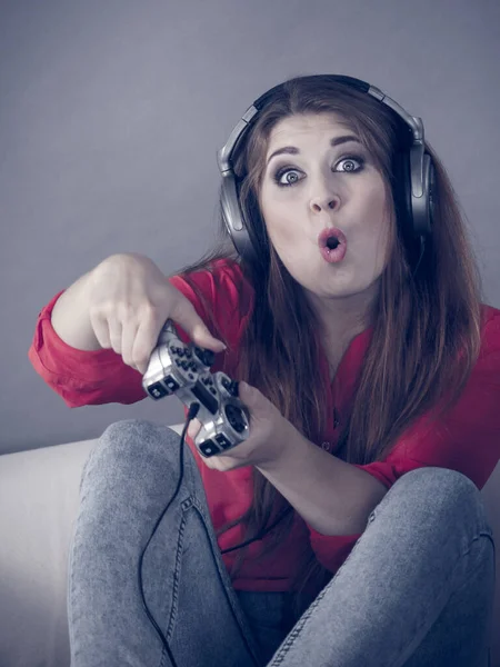 Jeune femme jouer à des jeux vidéo — Photo