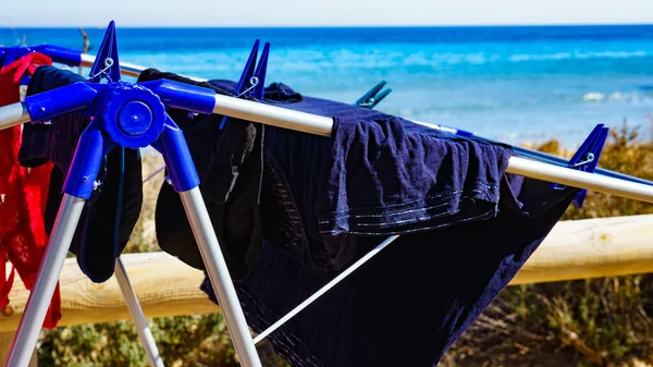 Ropa que cuelga para secar al aire libre —  Fotos de Stock