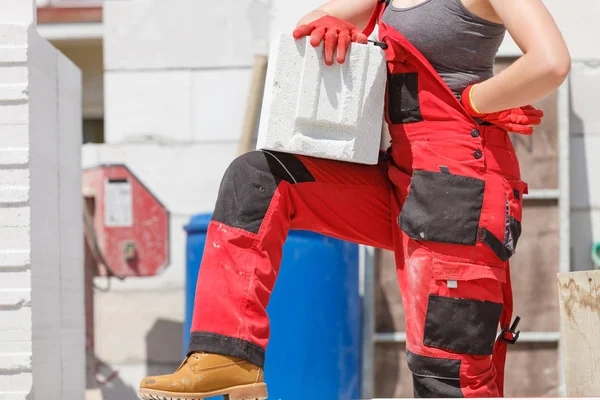 Vrouw die met airbricks werkt — Stockfoto