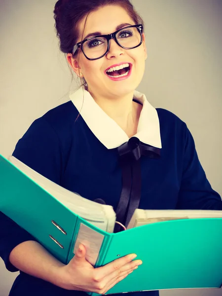 Glückliche Geschäftsfrau hält Ordner mit Dokumenten in der Hand — Stockfoto