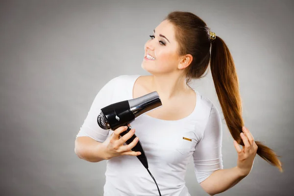 Kadın saç kurutma makinesi kullanarak saç kurutma — Stok fotoğraf