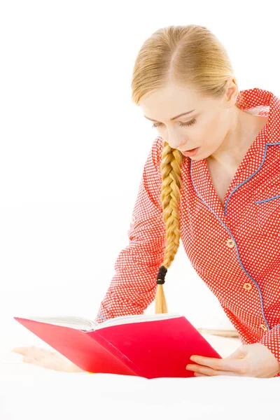 Frau entspannt sich im Bett beim Lesen von Buch — Stockfoto