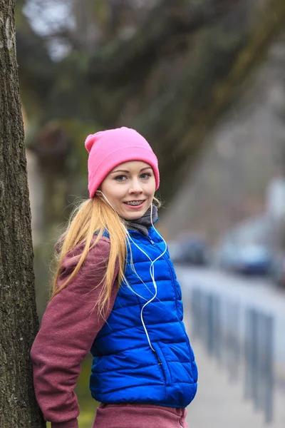 Mulher vestindo sportswear exercitando fora durante o outono — Fotografia de Stock