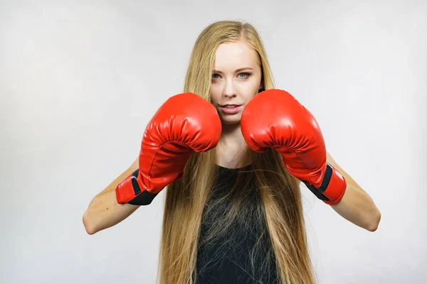 Flicka i röda handskar spelar sport boxning — Stockfoto