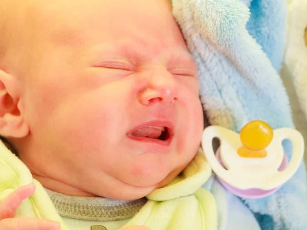 泣いている小さな新生児悲しい赤ちゃん — ストック写真