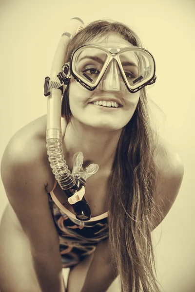 楽しいシュノーケ リングのマスクを持つ女性 — ストック写真