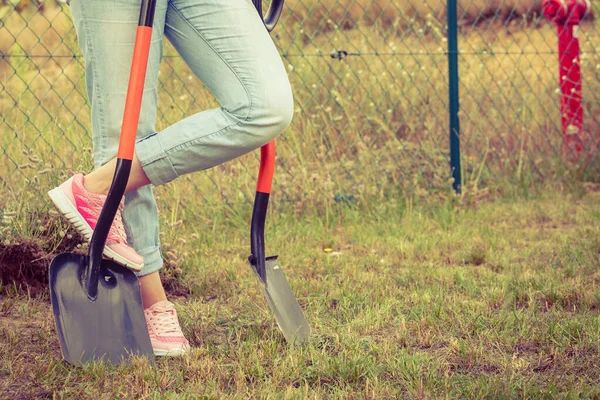 Donna scavare buco in giardino — Foto Stock