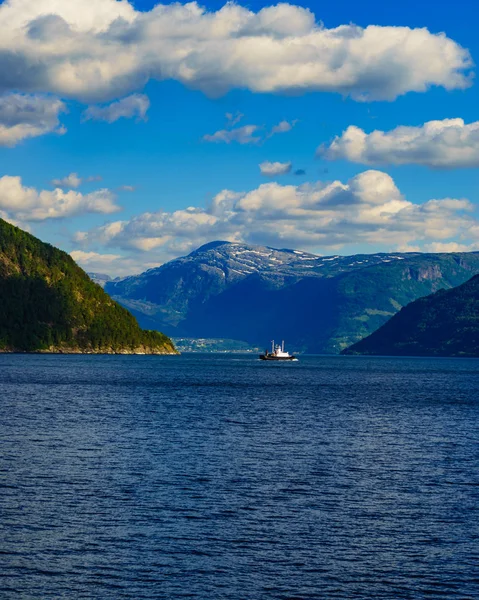 Paisaje de fiordos con ferry, Noruega —  Fotos de Stock