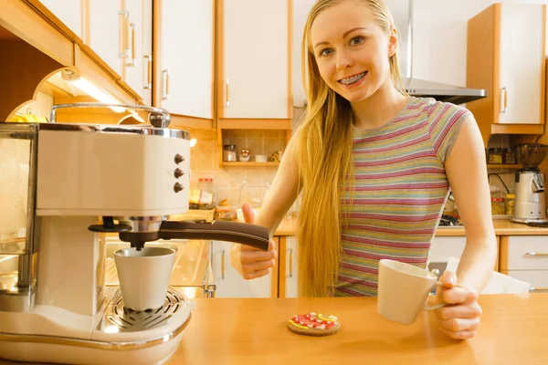 Wanita di dapur membuat kopi dari mesin — Stok Foto