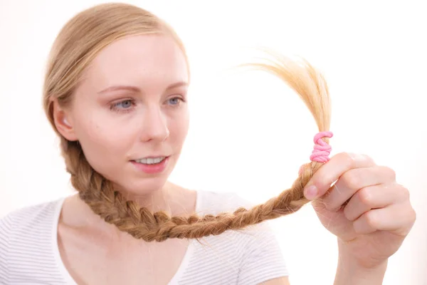 Menina loira com cabelo trançado — Fotografia de Stock