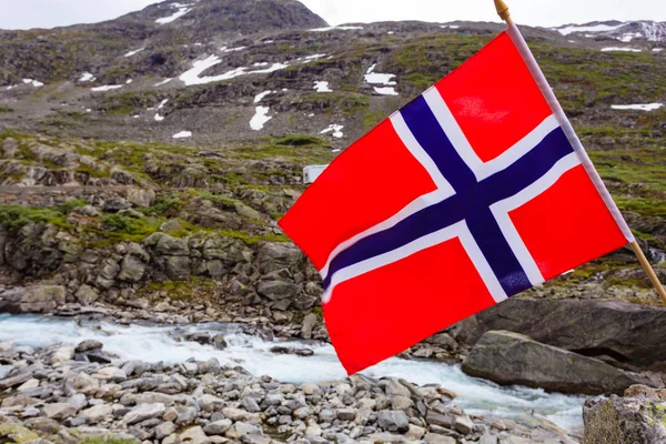 Bandera noruega y montañas paisaje — Foto de Stock