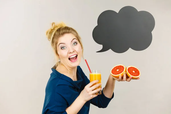 Mujer feliz sosteniendo jugo de naranja fresco — Foto de Stock