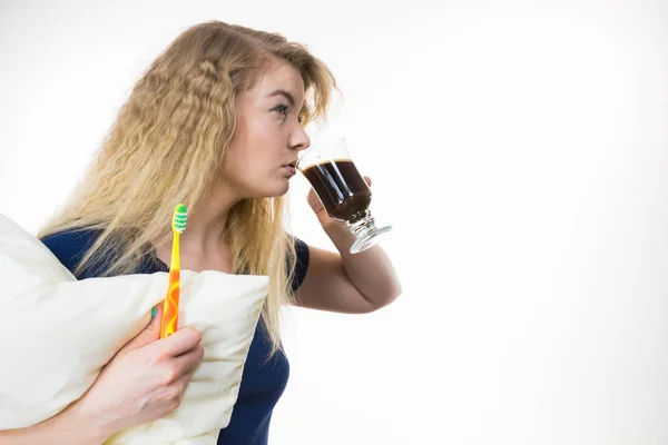 Engraçado mulher sendo tarde beber café — Fotografia de Stock