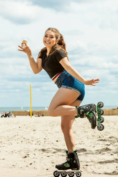 Patins mulher comer sorvete — Fotografia de Stock