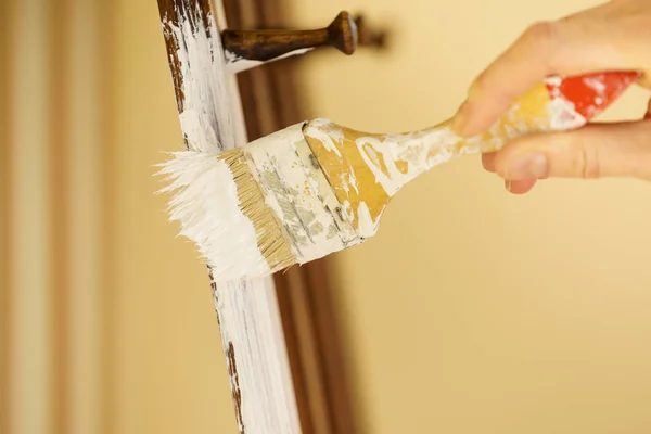 Persona renovando percha de madera — Foto de Stock