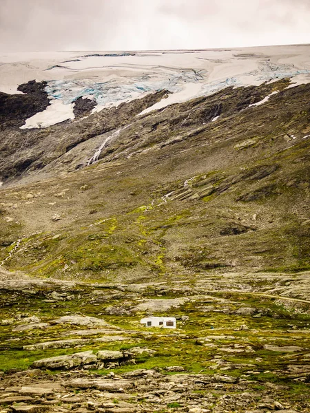 Carro de campismo em montanhas norueguesas — Fotografia de Stock