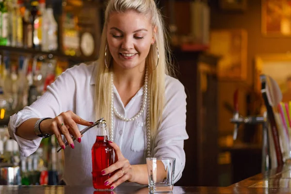 Woman working at the bar counter — Stock Photo, Image