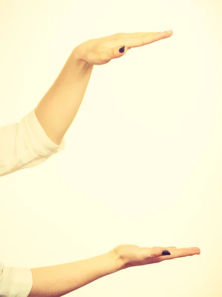 Frauenhände zeigen Bereich des Rahmens an, Kopierraum für Produkt — Stockfoto