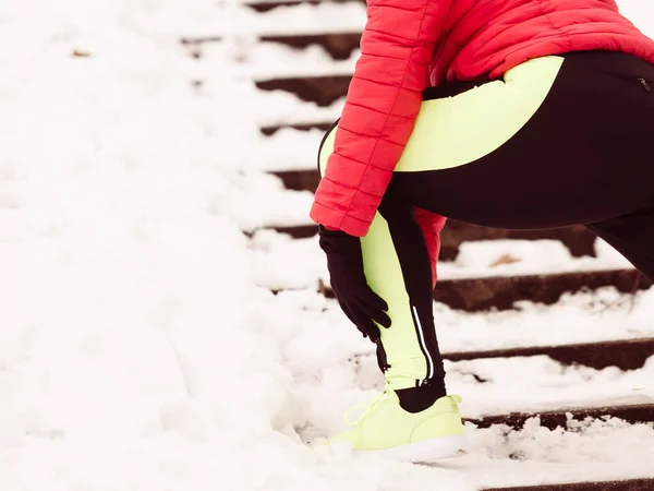 Женщина в спортивной одежде занимается спортом зимой — стоковое фото