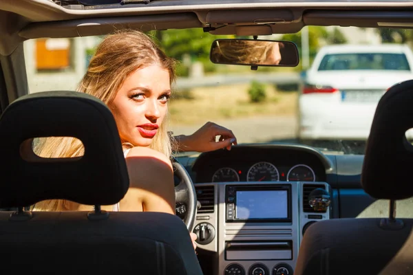 Mujer en coche mirando hacia atrás — Foto de Stock
