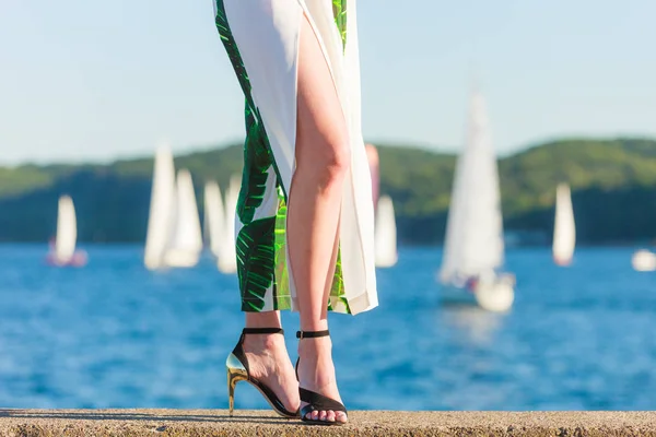 Kobieta stopy na wysokich obcasach buty na morzu molo — Zdjęcie stockowe