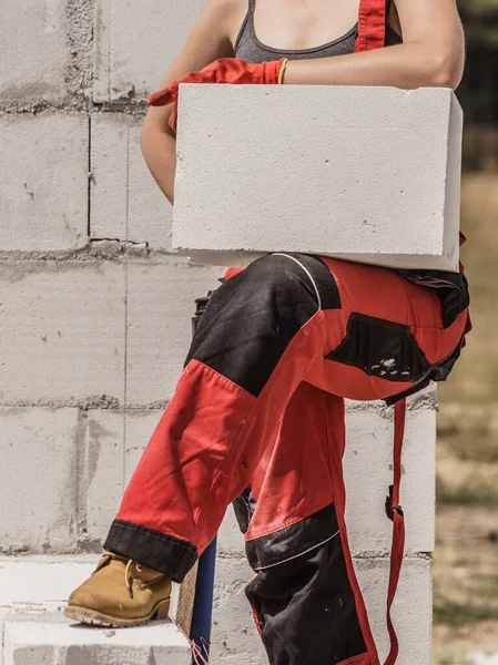 Vrouw die werkt met bakstenen — Stockfoto