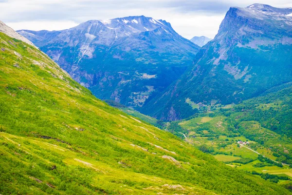 Norvégia táj, hegyek és zöld völgy — Stock Fotó