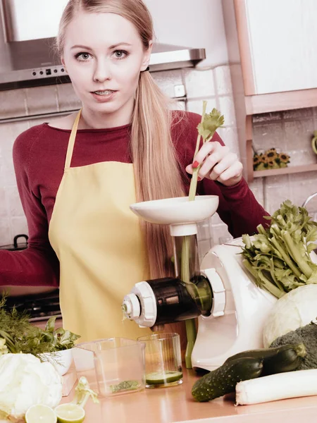 Žena v kuchyni dělat šťávy zeleninové smoothie — Stock fotografie