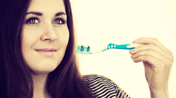 Vrouw houdt tandenborstel met pasta. — Stockfoto