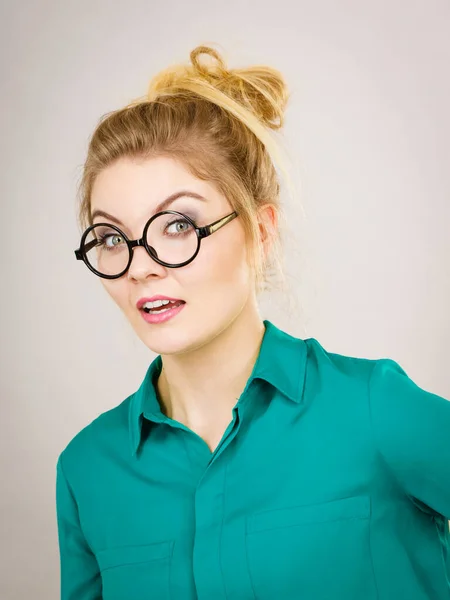 Obchodní Žena Nosí Bundu Velké Brýle Pozitivní Šokován Překvapen — Stock fotografie