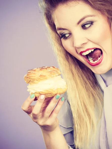 Cibo Dolce Concetto Felicità Divertente Gioiosa Donna Bionda Con Deliziosa — Foto Stock