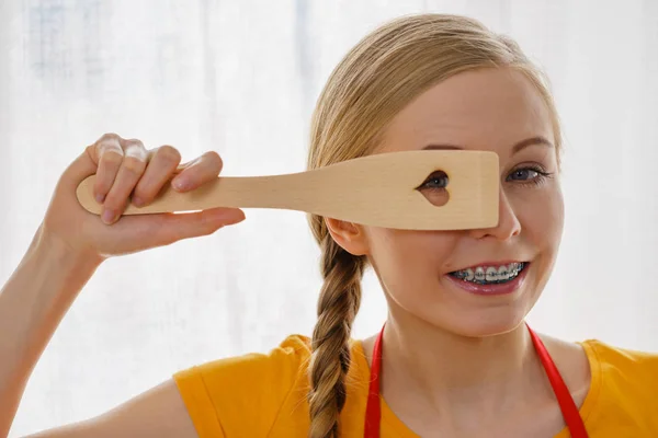 Mujer Feliz Sosteniendo Espátula Cocina Madera Con Símbolo Amor Del — Foto de Stock