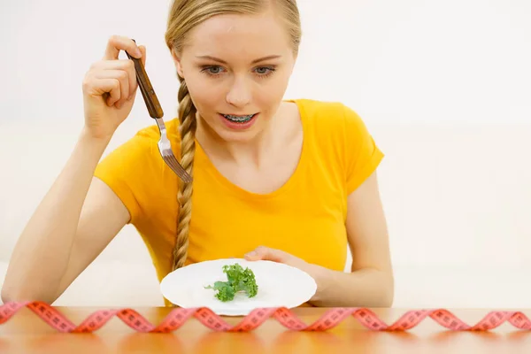 Felice Giovane Donna Sorridente Che Sta Mangiare Lattuga Tenendo Piatto — Foto Stock