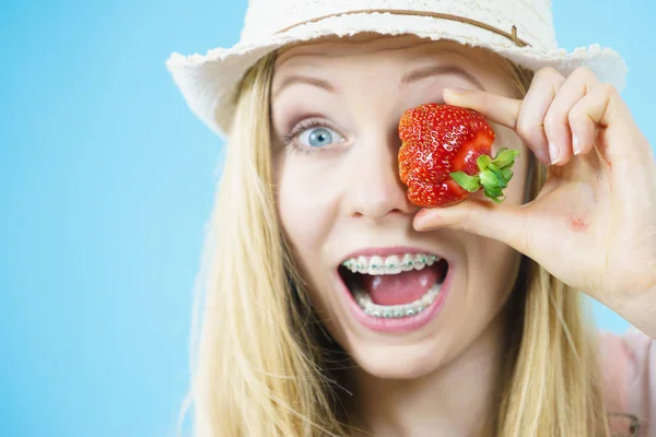 Mulher Positiva Jovem Que Joga Com Frutos Morangos Frescos Azul — Fotografia de Stock