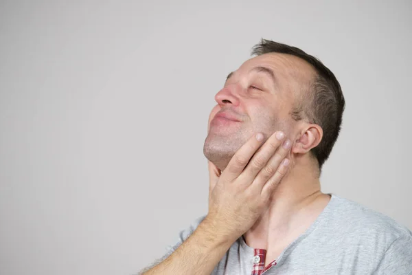 Hombre Disfrutando Barbilla Suave Después Afeitarse Barba Chico Cuidando Piel —  Fotos de Stock
