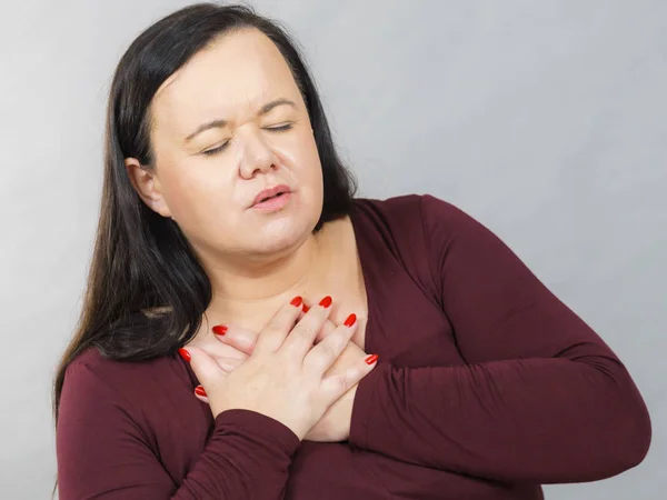 Yetişkin Bir Kadın Sağlıkla Ilgili Sorun Yaşıyor Göğsünde Kalp Ağrısı — Stok fotoğraf